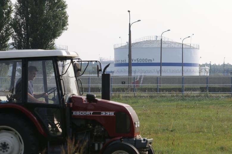 Zagrożenie pożarem w Nowej Wsi Wielkiej. Strażacy zabezpieczali zbiorniki z paliwem [ZDJĘCIA]