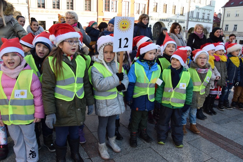 Tarnów. Przedszkolaki ubierały choinki na Rynku