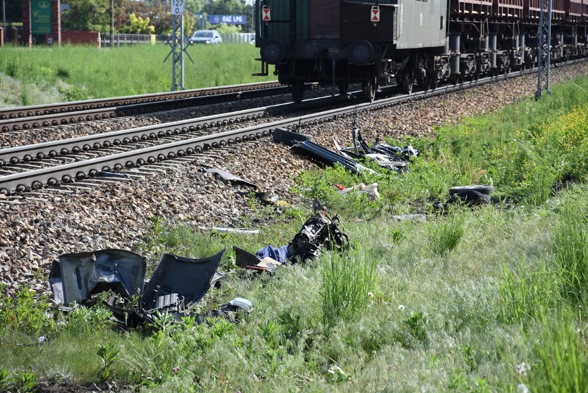 Śmiertelny wypadek na przejeździe kolejowym w Blachowni: samochód wjechał pod pociąg. Kierowca usiłował ominąć szlaban WIDEO+ZDJĘCIA