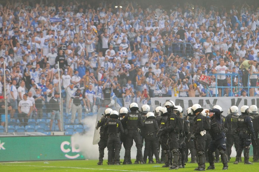 Lech - Legia. Mecz przerwany! Kibice wbiegli na stadion i...