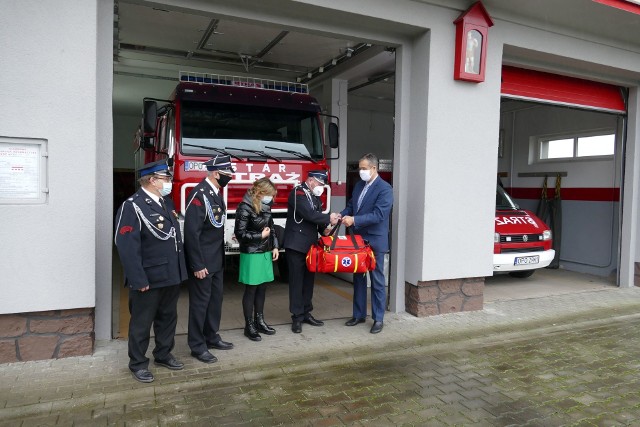 Przekazanie sprzętu strażakom z OSP Kadłub Turawski.