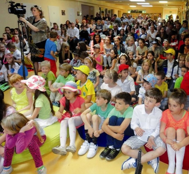 Uczniowie i nauczyciele szkoły przyszli na koncert, by pomóc Piotrowi Gadowskiemu.