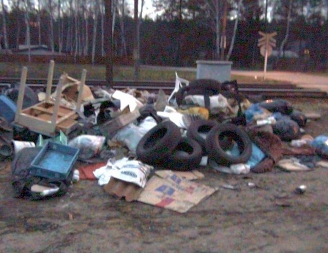 Śmieci wyrzucone tuż przy drodze i torze kolejowym we Wrzosowie w gminie Jedlnia-Letnisko.