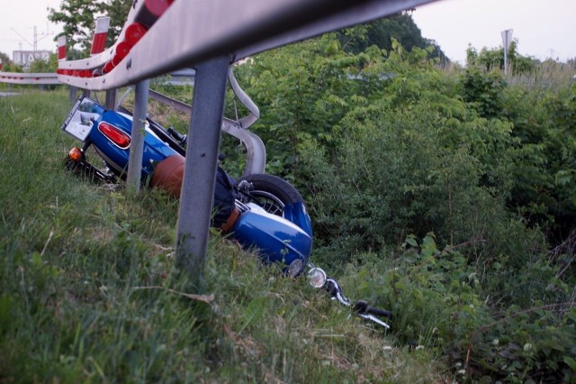 W czwartek po godz. 20 doszło do kolizji na krajowej szóstce. Dojeżdżając do miejscowości Sycewice motocyklista stracił panowanie nad motorem i przewrócił się.