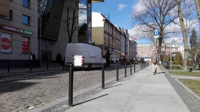 Na Starzyńskiego zmieniono organizację ruchu. Pojawiło się 58 słupków. Można w nie wjechać - auto i słupek będą całe.