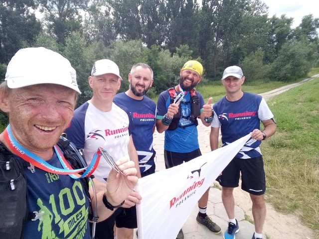 Michael Nowicki (pierwszy z lewej) wraz z biegaczami Running Połaniec i kolegą Dariuszem Rutkowskim (drugi od prawej)