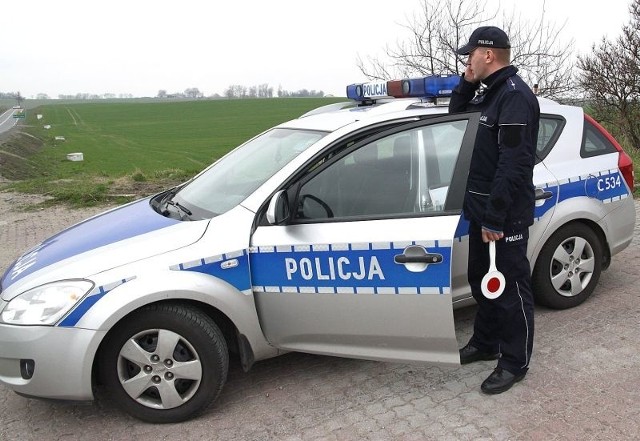 Mł. asp. Jacek Gumiński czeka na trasie na nadjeżdżający autobus