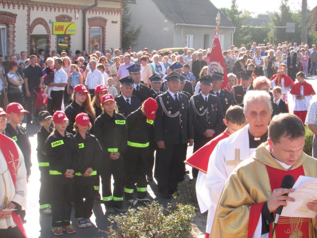 Na uroczystości poświęcenia pomnika byli mieszkańcy Gostycyna i okolicy.