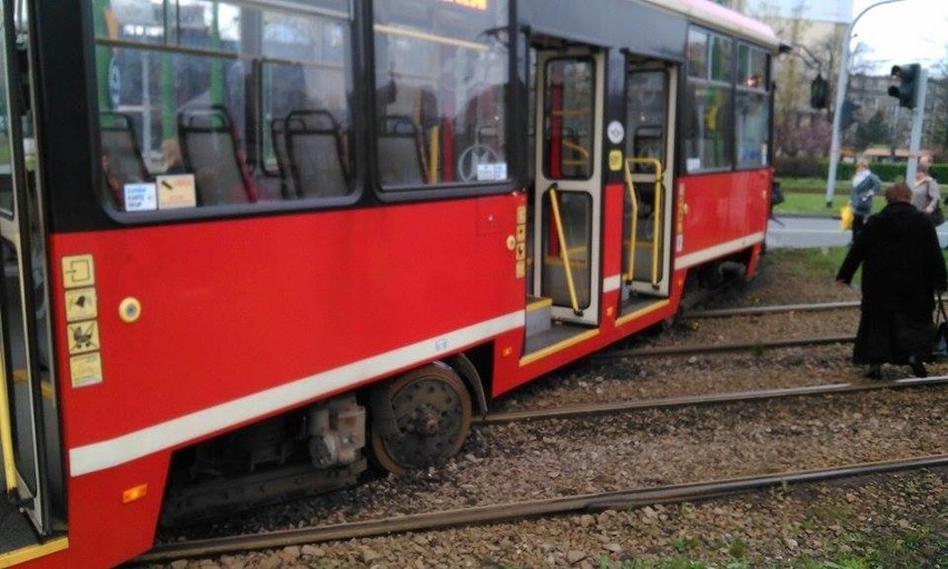 Katowice wykolejony tramwaj