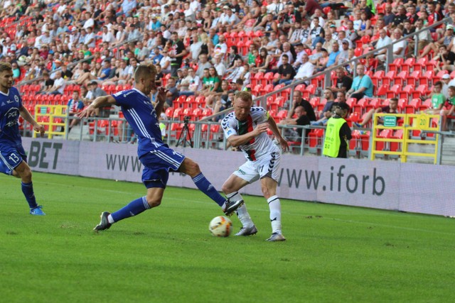 GKS Tychy gra z Cracovią TRANSMISJA NA ŻYWO WYNIK Marcin Radzewicz (z lewej) to jeden z filarów GKS Tychy.