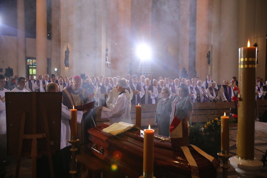 Pogrzeb arcybiskupa Szczepana Wesołego. Zmarły,, zgodnie ze...