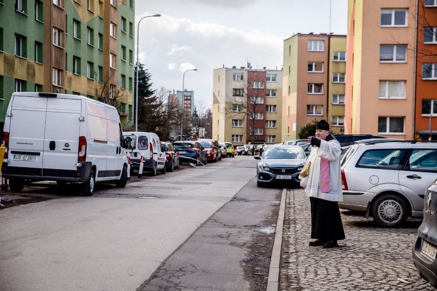 Ksiądz ruszył na epidemiczną kolędę. Ludzie czekali w oknach i na balkonach