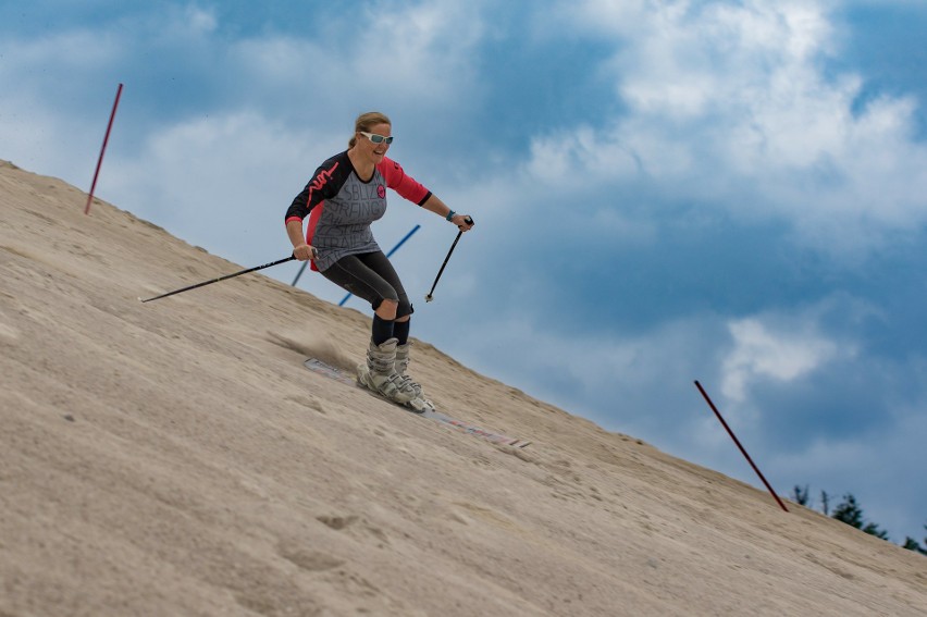 Sand skiing to jazda na nartach po piasku. 

CC BY-SA 2.0
