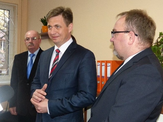 Poseł Sławomir Kopyciński (w środku), w Ostrowcu współpracuje między innymi ze Zdzisławem Chebą (z lewej) i Krzysztofem Adamskim.