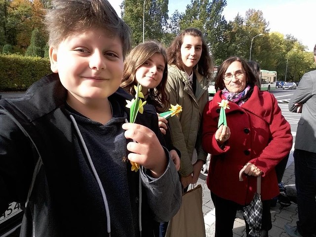 Wolontariusze z Zespołu Szkół Społecznych Fundacji Edukacji „Fabryczna 10” w Białymstoku w akcji „Pola nadziei”