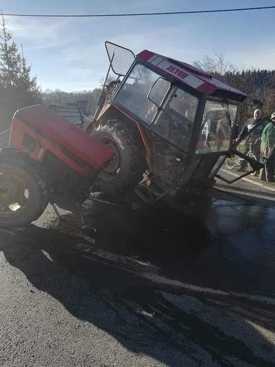 Jurgów. Wypadek z udziałem traktora. Ciągnik rozpadł się na pół [ZDJĘCIA]