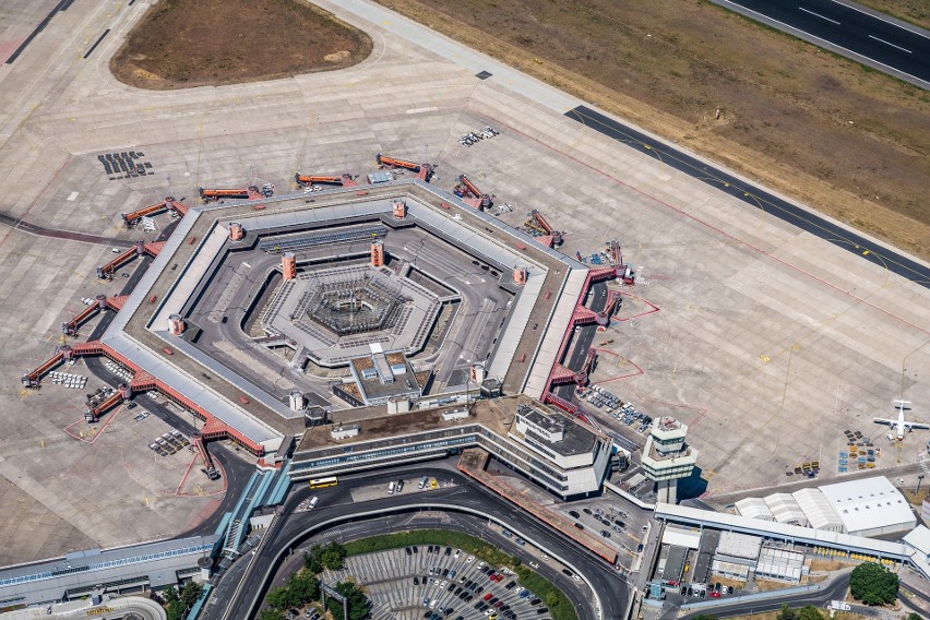 Lotnisko Berlin Tegel, z którego latało wielu poznaniaków i...