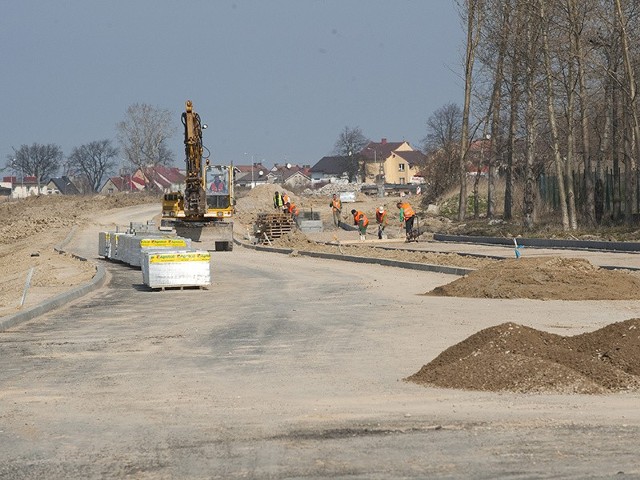 Na tym odcinku zostanie jeszcze położona ostatnia warstwa asfaltu. Przejazd będzie gotowy do końca czerwca. 