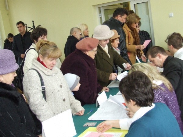 W Golubiu-Dobrzyniu już samo głosowanie przebiegało bez incydentów. Najwięcej osób przyszło do lokali po mszach św.