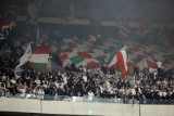 PKO Ekstraklasa. Oprawy Legii podczas meczu z Ruchem Chorzów na Stadionie Śląskim. Panorama Warszawy i prowokujące hasło