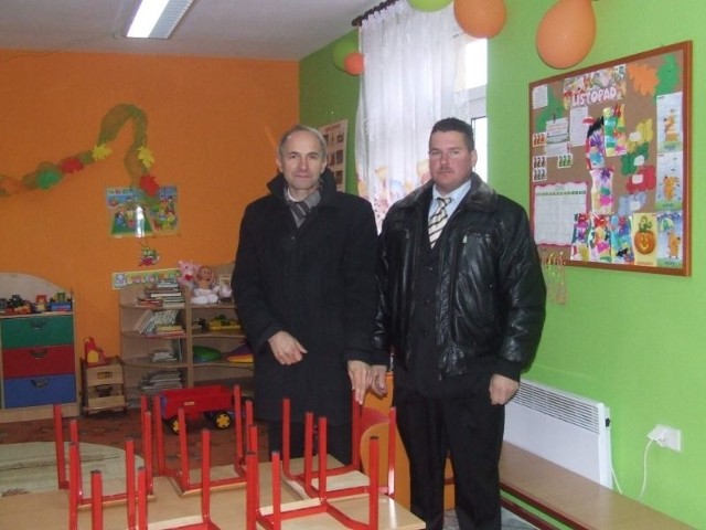 W odmalowanym przedszkolu wójt Mieczysław Misiaszek (z lewej) i sołtys Szymborna Sławomir Miszczak