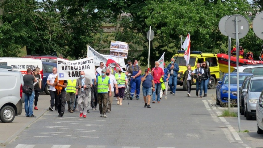 Protest pod biurowcem Grupy Azoty w Policach. Społecznicy wyszli w obronie Łarpi. ZDJĘCIA i WIDEO – 15.06.2021