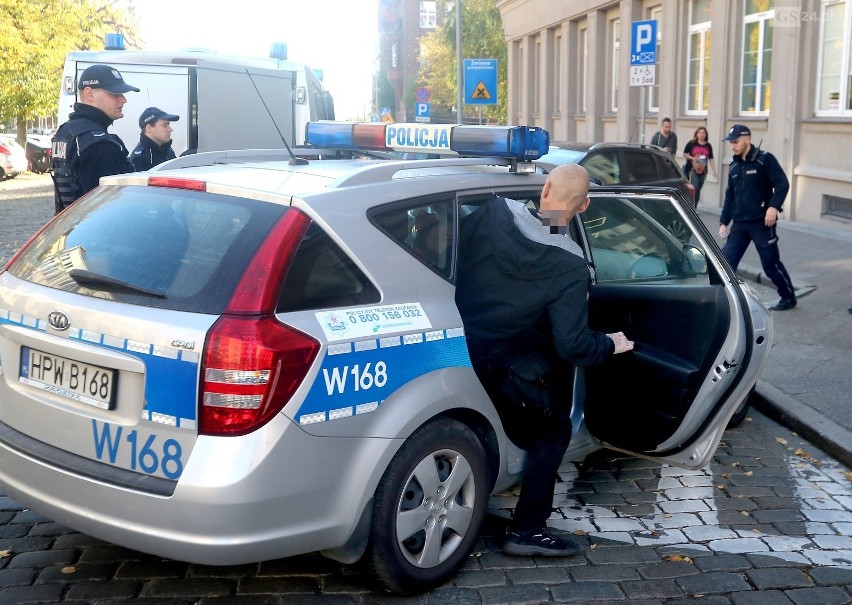 Atak na sąd w Szczecinie przy ul. Małopolskiej. To była próba spalenia sądu? Mężczyzna miał siekierę i benzynę [WIDEO, ZDJĘCIA]