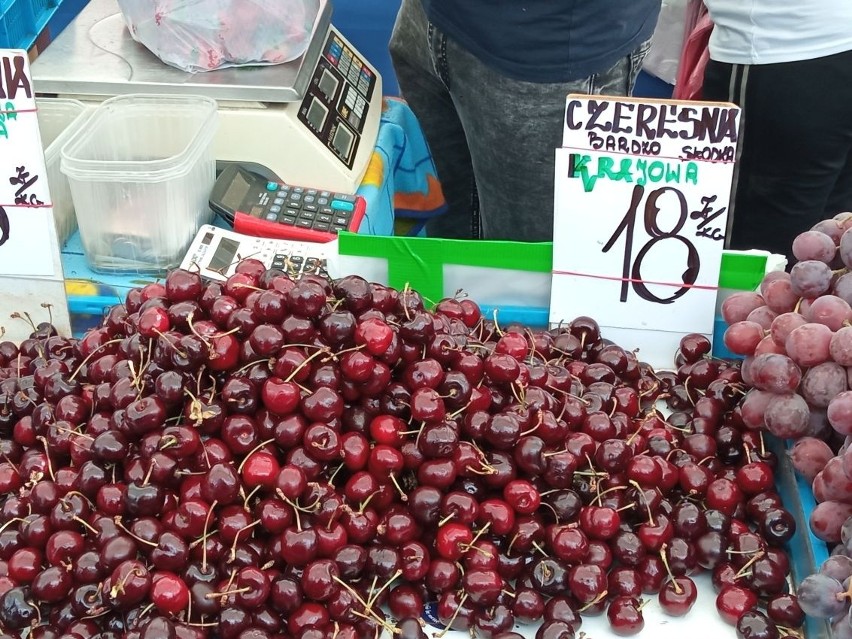 Truskawki i czereśnie na bazarach w Kielcach w piątek 17 czerwca. Ile kosztują? Sprawdziliśmy ceny