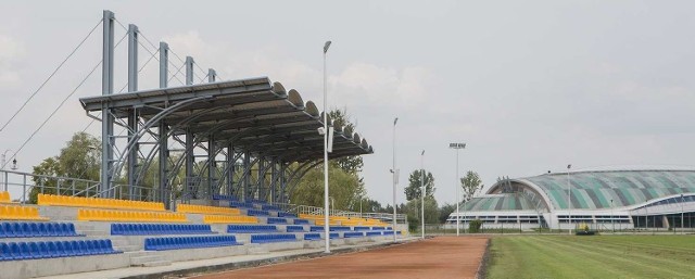 Nowe trybuny stadionu prezentują się imponująco. Pomieszczą 900 widzów. Inżynier Jacek Mruk (na małym zdjęciu) wierzy, że już we wrześniu pińczowscy kibice będą mogli oklaskiwać swych piłkarzy.