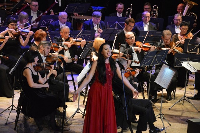 Aleksandra Szymańska ukończyła Szkołę Muzyczną w Stalowej Woli w klasie skrzypiec
