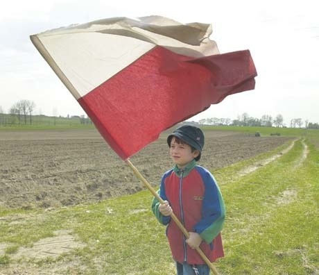 Sześcioletni Karol Zaremba ze Złotorii wie, że flagę Polski należy szanować