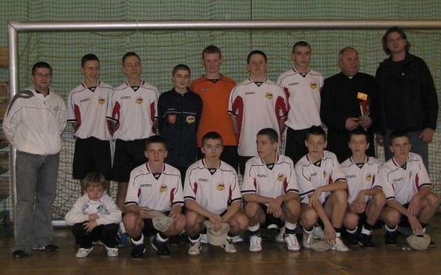 Młodzi piłkarze Polonii Białogon Kielce dobrze spisali się na turnieju w Warszawie.