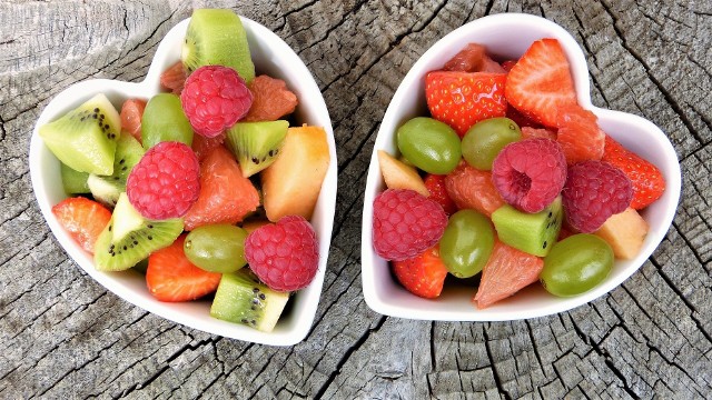 Niektóre owoce mają naprawdę mało kalorii. Można więc zjeść ich naprawdę dużo, bez obaw o swoją sylwetkę. Które owoce mają najmniej kalorii? Mamy listę! Sprawdź wszystkie owoce ---->