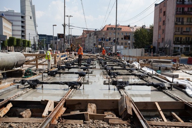 Na Kazimierza Wielkiego trwa mocowanie torowiska tramwajowego nad stropem przejścia podziemnego