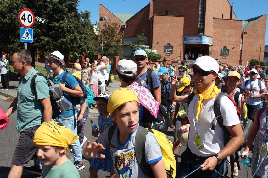 Chrzanów. Pielgrzymi w drodze na Jasną Górę. Przed nimi ostatnie 50 km  [ZDJĘCIA]