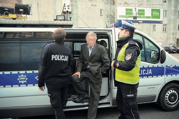 Mężczyzna, który kierując niebieskim renault, 1 listopada br. na ul. Wschodniej spowodował wypadek, "wydmuchał" ponad 1,2 promila! Przyznał, że godzinę wcześniej pił alkohol. Przez jego bezmyślność ucierpiały aż cztery osoby, m.in. małe dziecko.