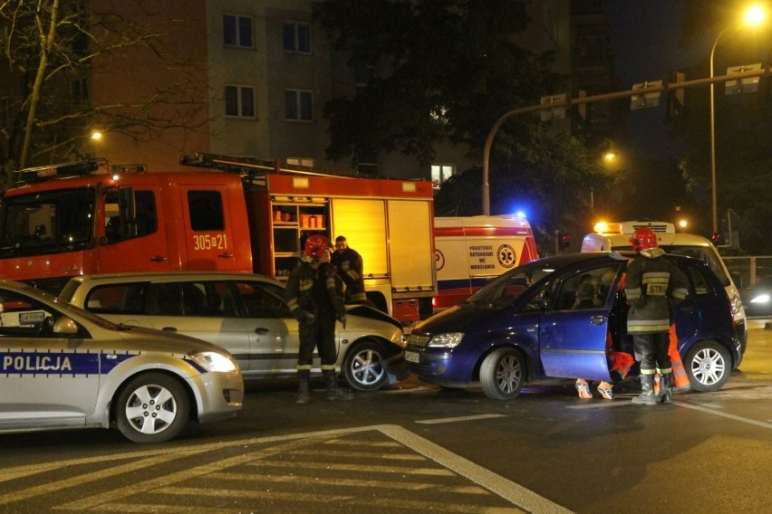 Wypadek na Krzywoustego. Fiat i renault na środku skrzyżowania