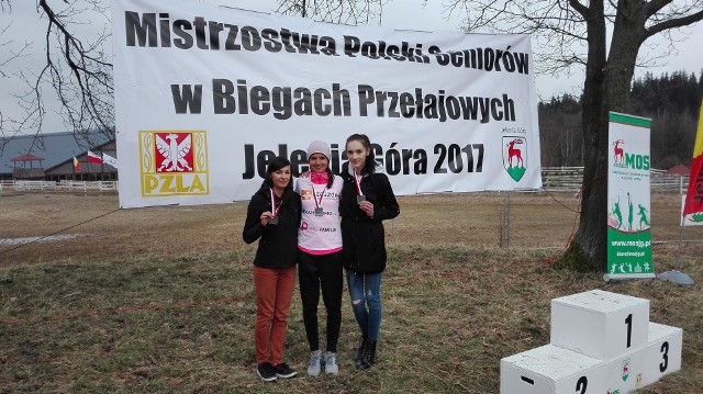 Biegaczki Resovii wróciły do Rzeszowa ze srebrnymi medalami. Od lewej Anna Sabat, Matylda Kowal i Katarzyna Kargol.