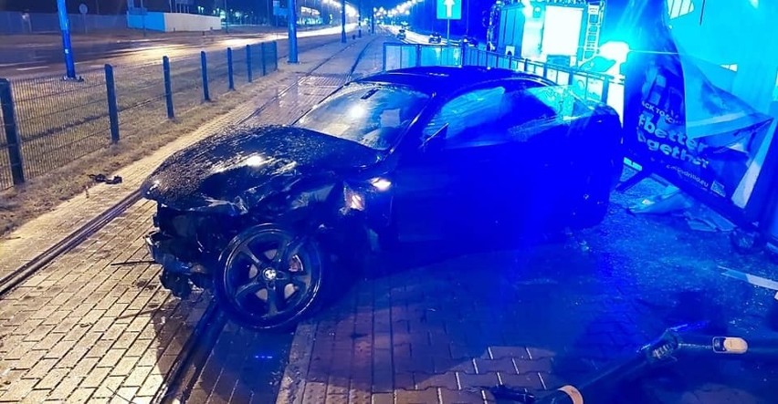 Kraków. Luksusowe BMW roztrzaskało się o przystanek tramwajowy 
