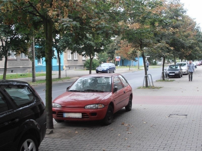 Poznań: Porzucone wraki szpecą i zajmują miejsca parkingowe [ZDJĘCIA]