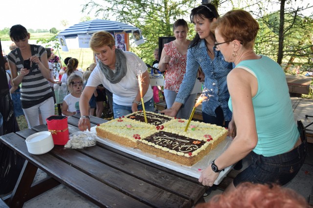 Organizatorzy, oprócz całego szeregu atrakcji, zapewnili uczestnikom pikniku także degustację pysznego tortu.