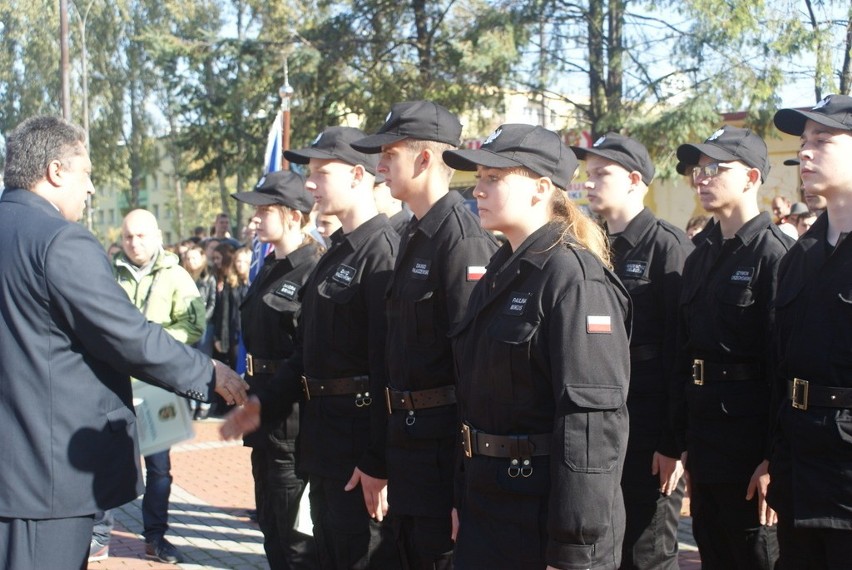 Ślubowanie klasy mundurowej III LO im. L. Szenwalda w...