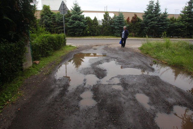 O problemie mieszkańców wiedzą przedstawiciele Rady Osiedla Naramowice, którzy podjęli już uchwałę o budowie chodnika i asfaltowej jezdni
