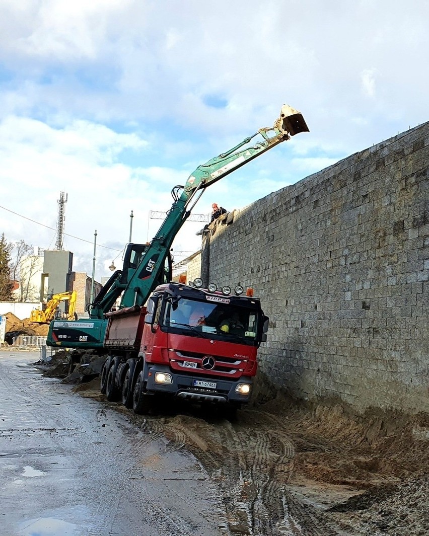 Kraków. Rośnie mur PKP między Kazimierzem a Grzegórzkami. Przy ulicy Halickiej pracują też archeolodzy [ZDJĘCIA]