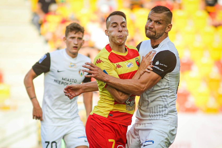 Łukasz Sołowiej (z prawej) strzelił Jagiellonii gola w...