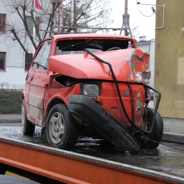 - To cud, że kobieta kierująca "maluchem&#8221; przeżyła zderzenie z ciężarówką - mówią policjanci.