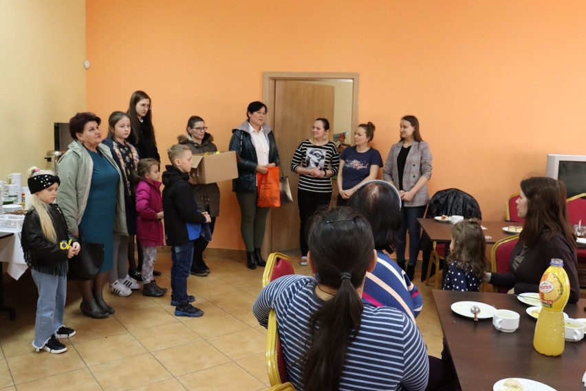 Dzieci z gminy Wieniawa przygotowały świąteczne upominki i życzenia dla ukraińskich dzieci przebywających w dwóch ośrodkach