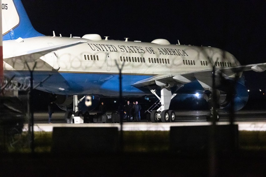 Prezydent USA Joe Biden dotarł na podrzeszowskie lotnisko w Jasionce i odleciał do Warszawy [ZDJĘCIA]