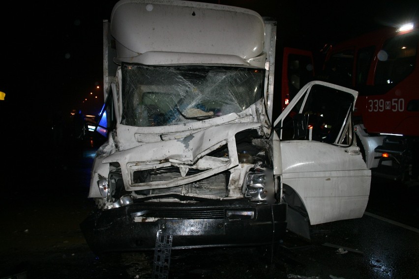 W porannym wypadku w Jedlance koło Radomia zderzyły się bus...