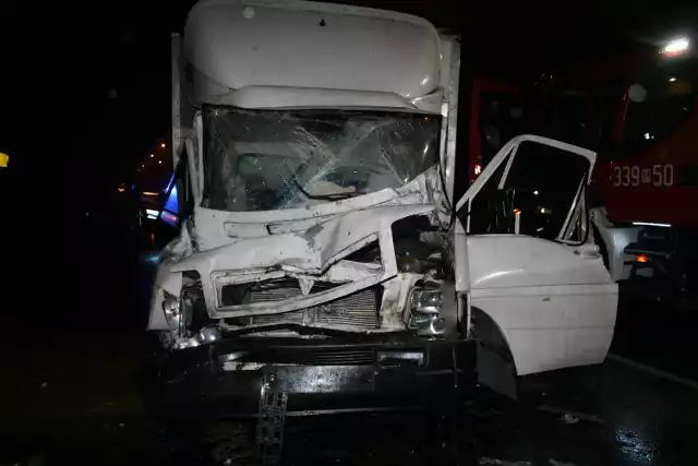 W porannym wypadku w Jedlance koło Radomia zderzyły się bus i ciężarówka.